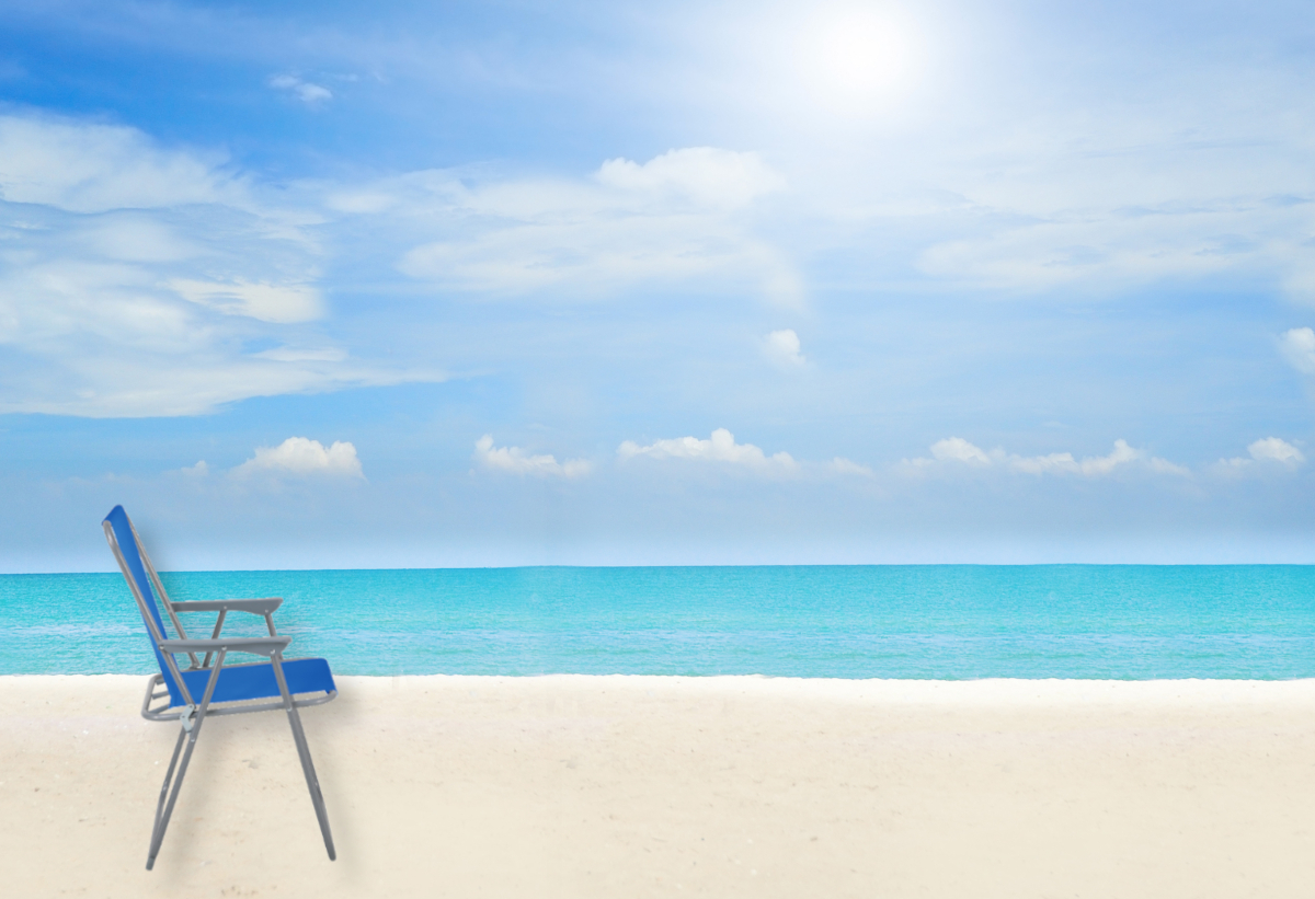 Απεικονίζεται η καρέκλα τοποθετημένη σε μία παραλία